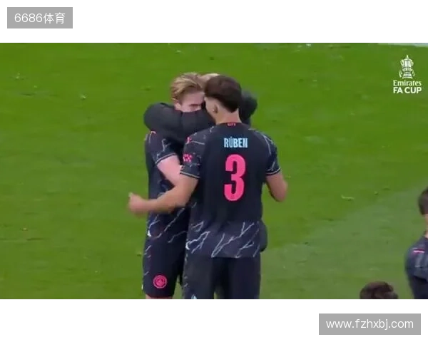 瓜帅：尼科来曼城后踢得越来越好，他和罗德里学习但更要做自己